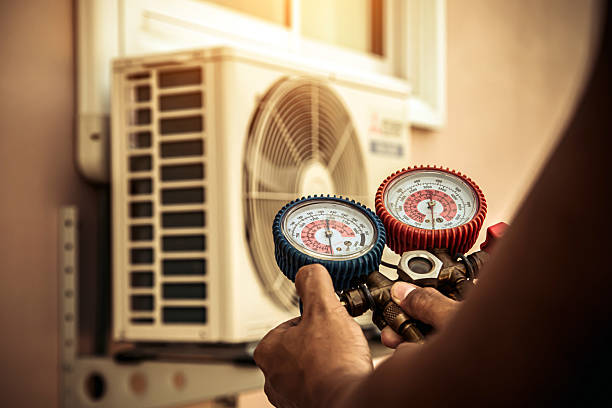 Professional Hvac technician working in Glendale, OH